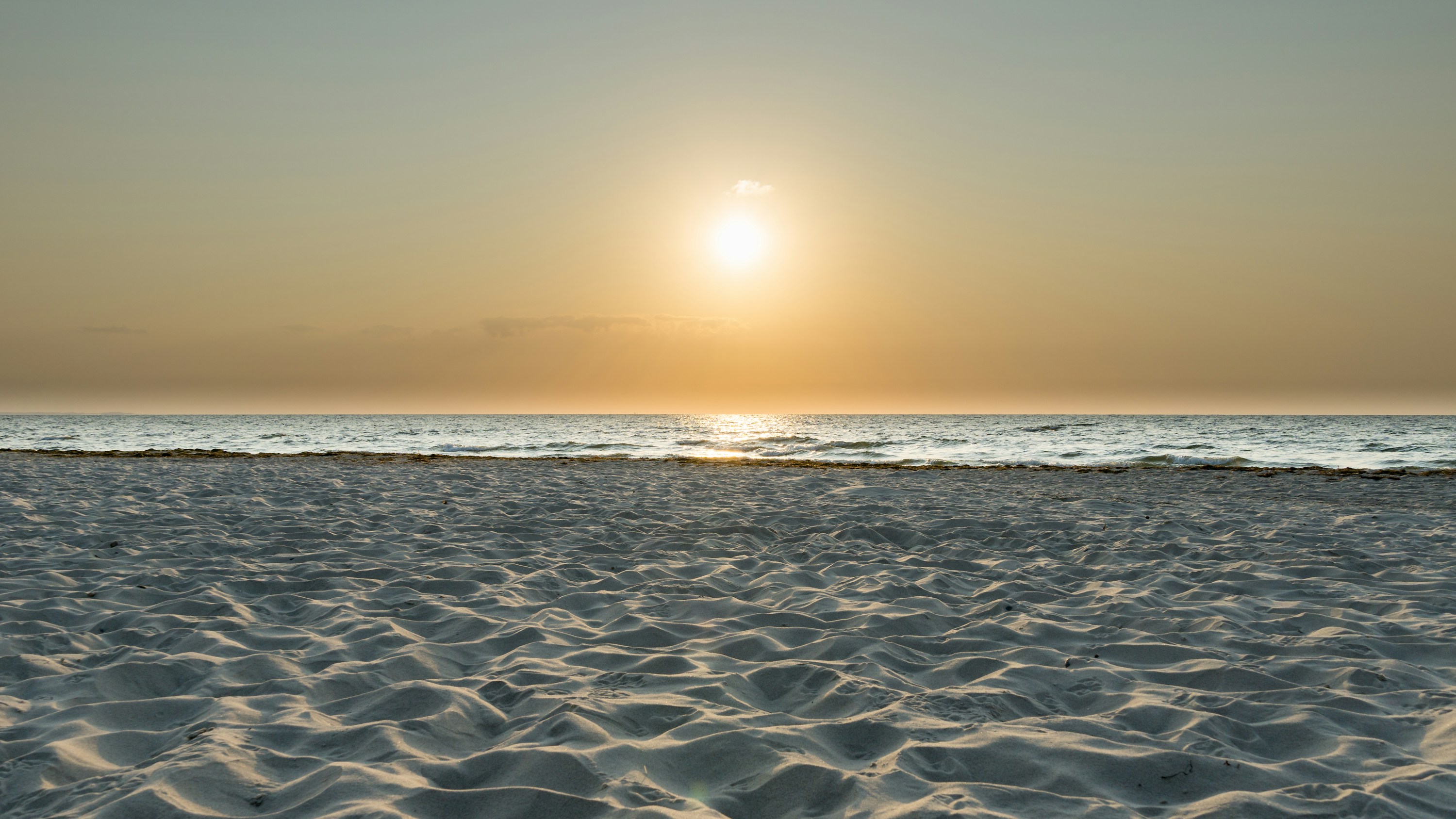 Praia e mar ao pôr do sol